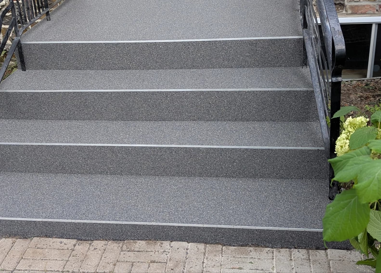 Le même escalier recouvert de granulux gris anthracite, nez de marche en aluminium