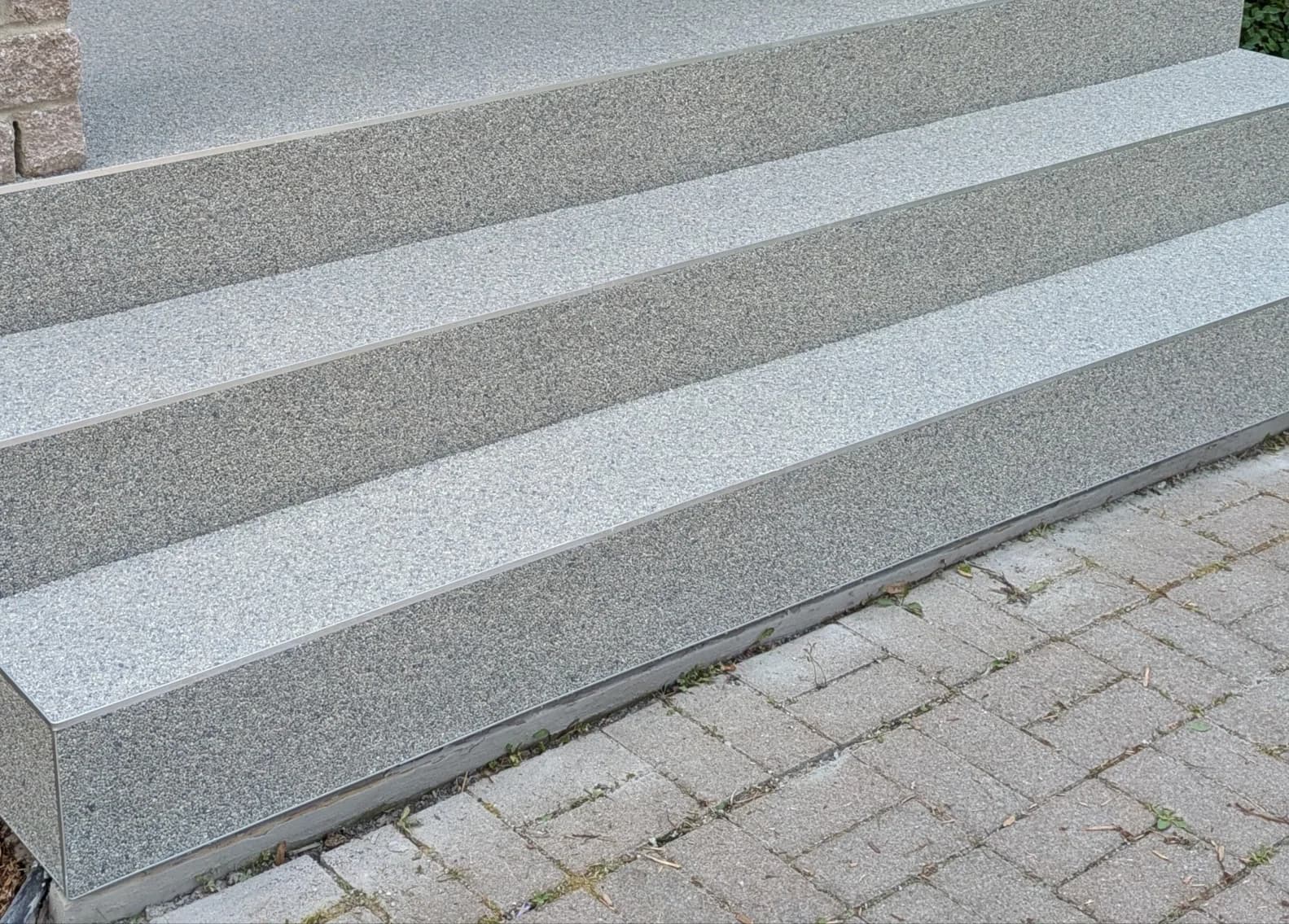 Perron recouvert de granulux, surface continue et uniforme