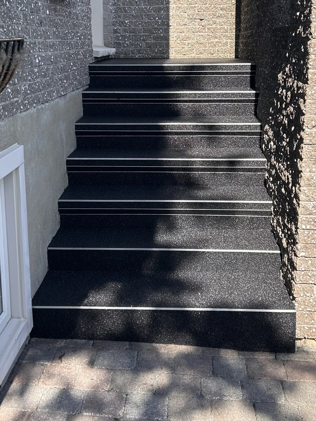 Le même escalier recouvert de granulux noir GLX 124, nez de marche en aluminium