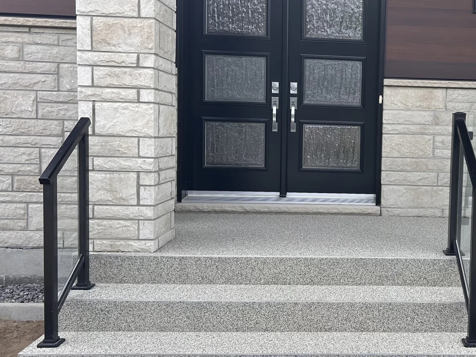 Le même perron recouvert de granulux blanc GLX 356, marches et palier d’un seul tenant