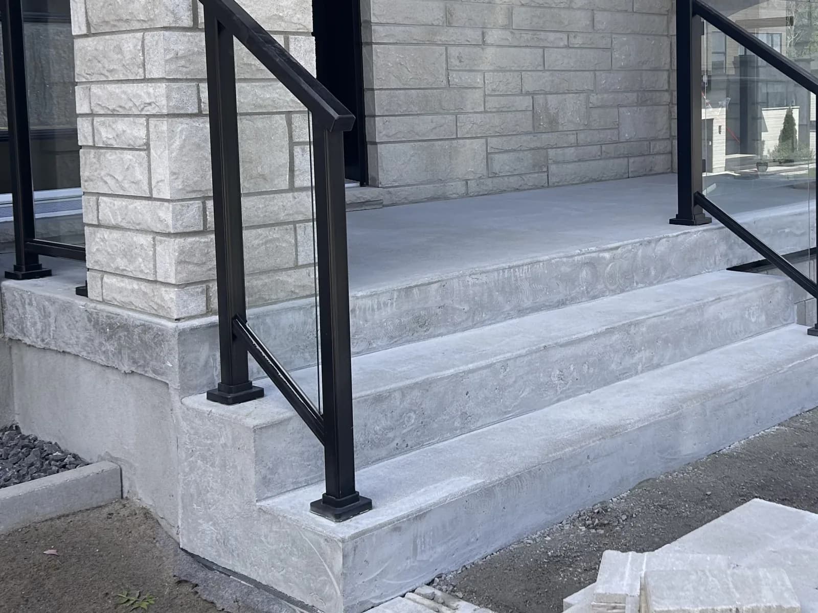Le perron de béton brut vu de côté, avant la pose