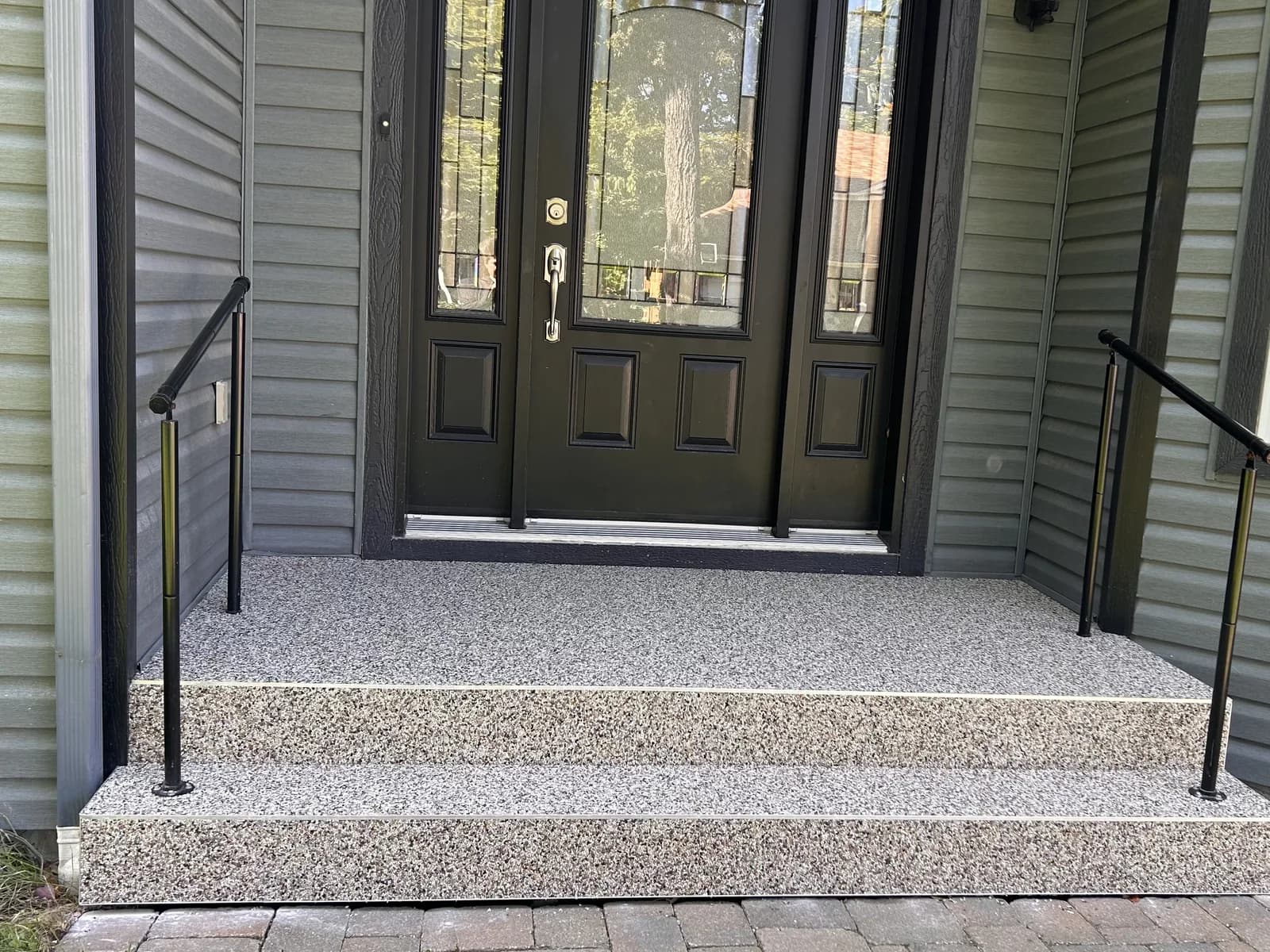 Perron recouvert de granulux gris GLX 343, vu de face depuis le pavé