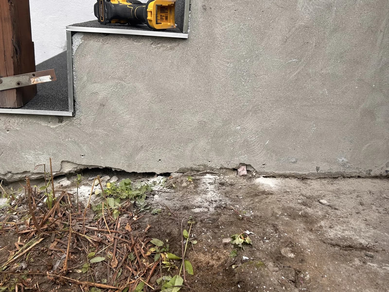 Le flanc du perron pendant les travaux, avant la pose du revêtement