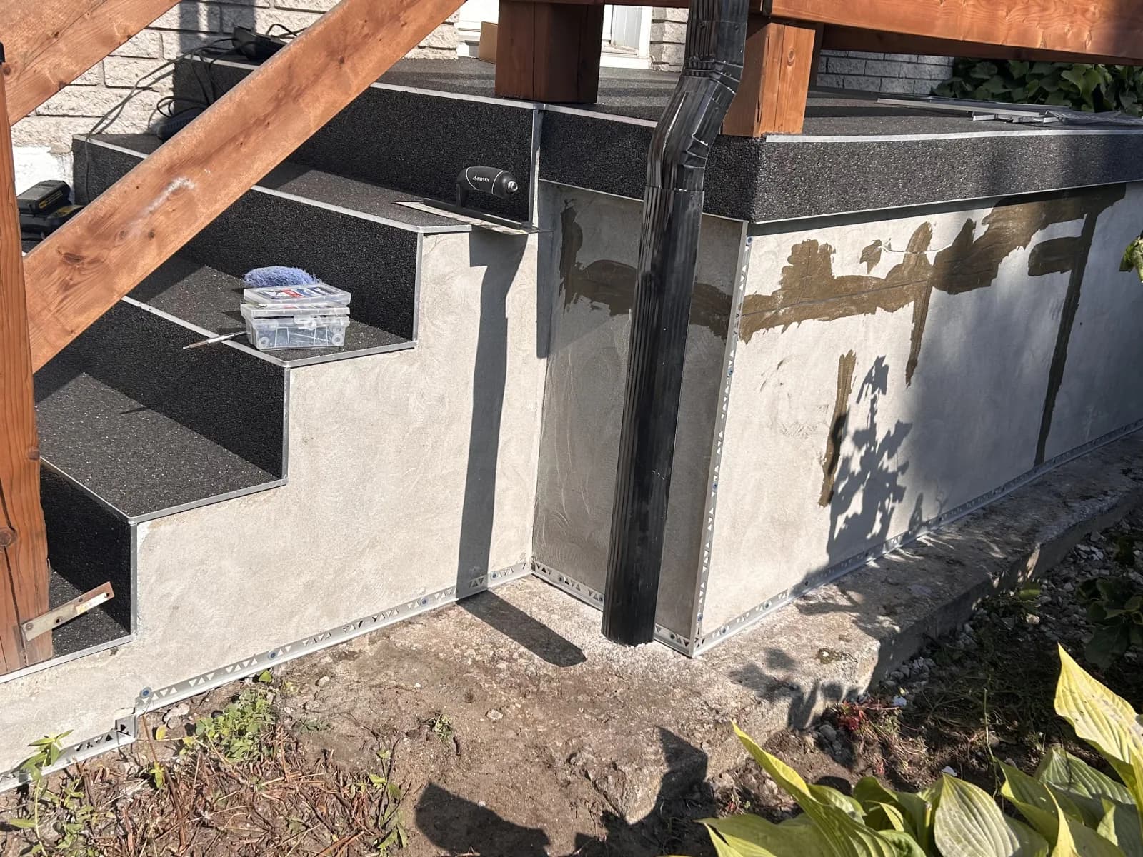 Le perron pendant les travaux, marches déjà recouvertes, flancs encore à faire