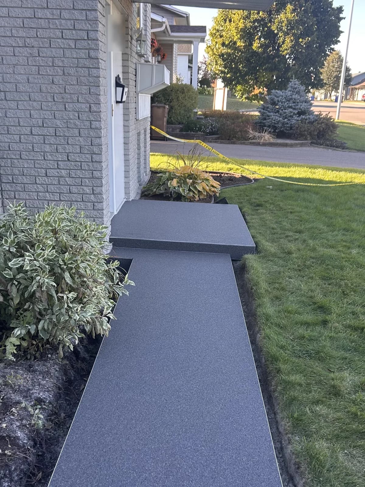 La même allée et son perron recouverts de granulux gris foncé GLX 106