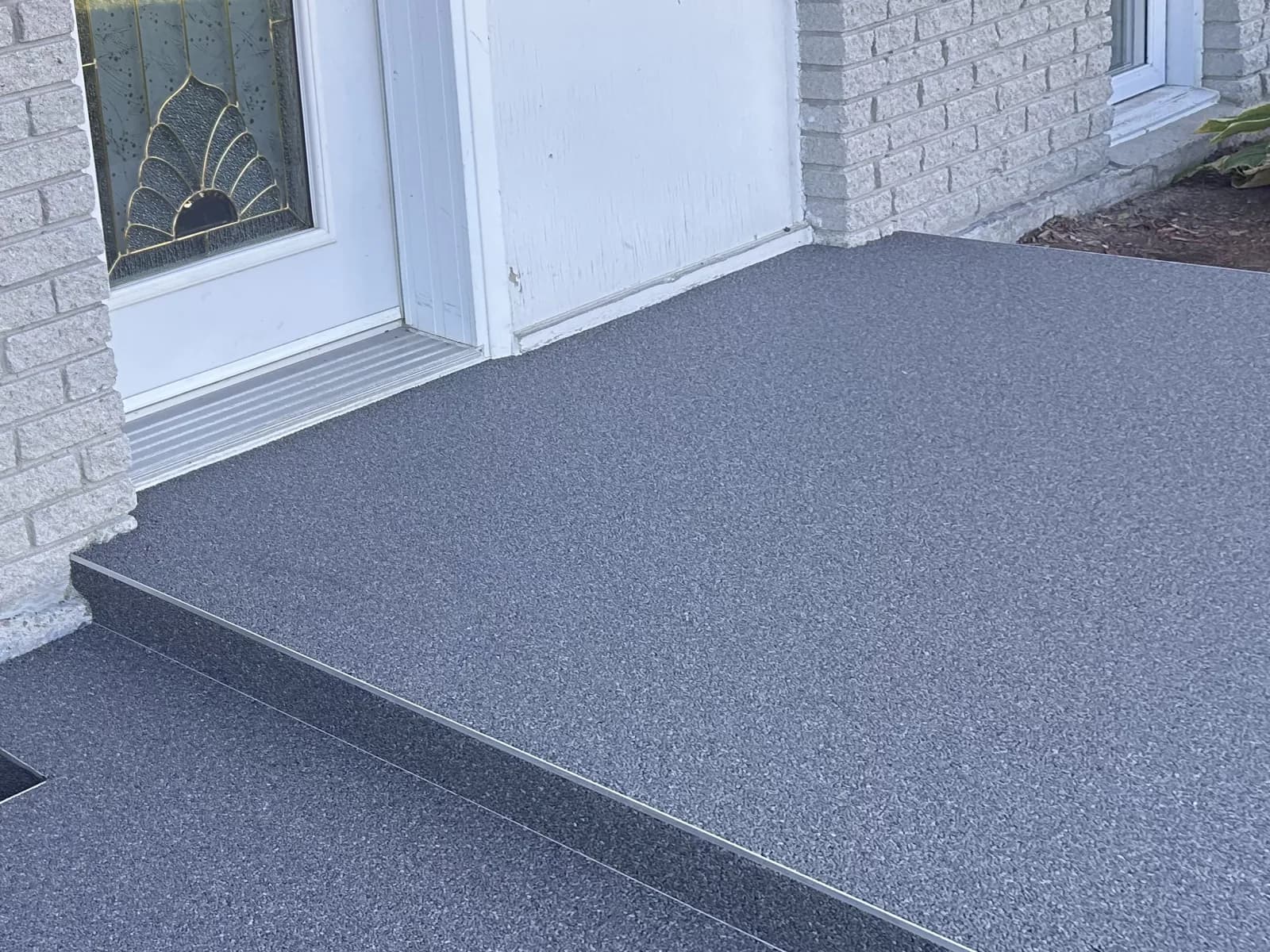 Le même perron recouvert de granulux gris foncé GLX 106