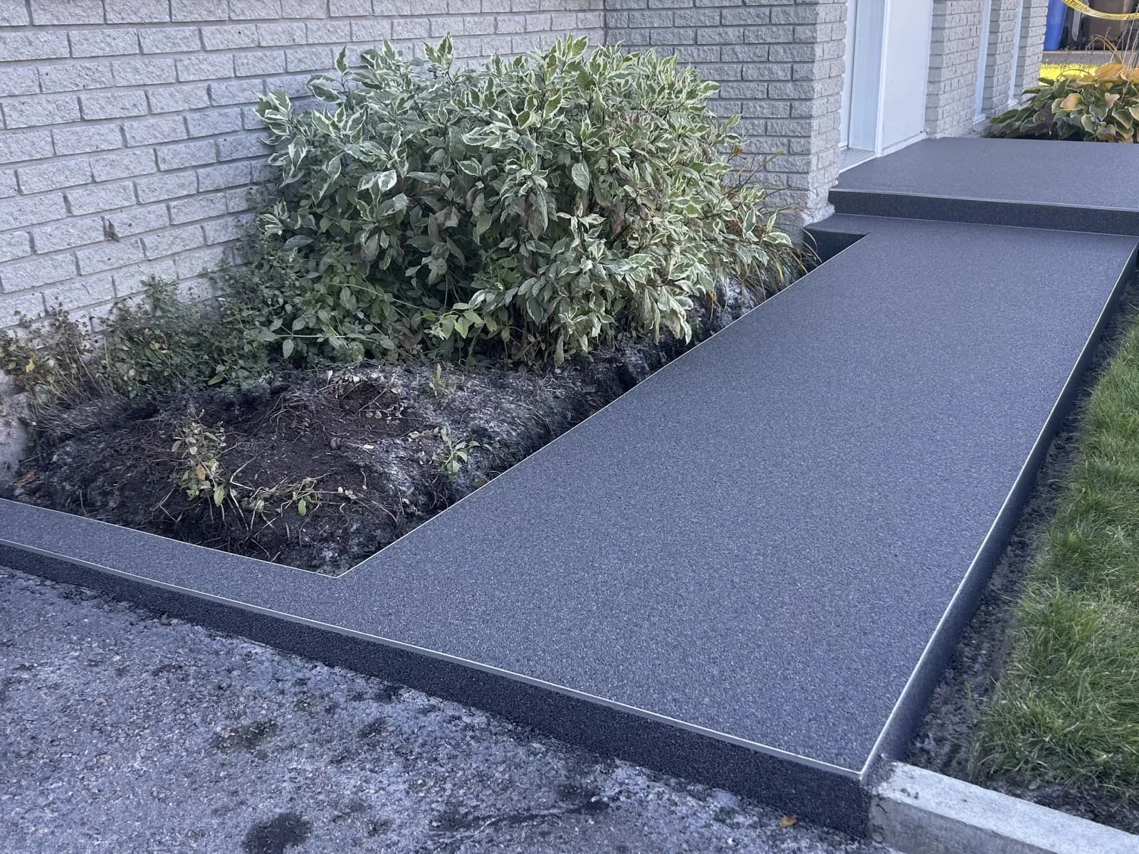Le retour de l’allée le long de la plate-bande, jusqu’à l’asphalte