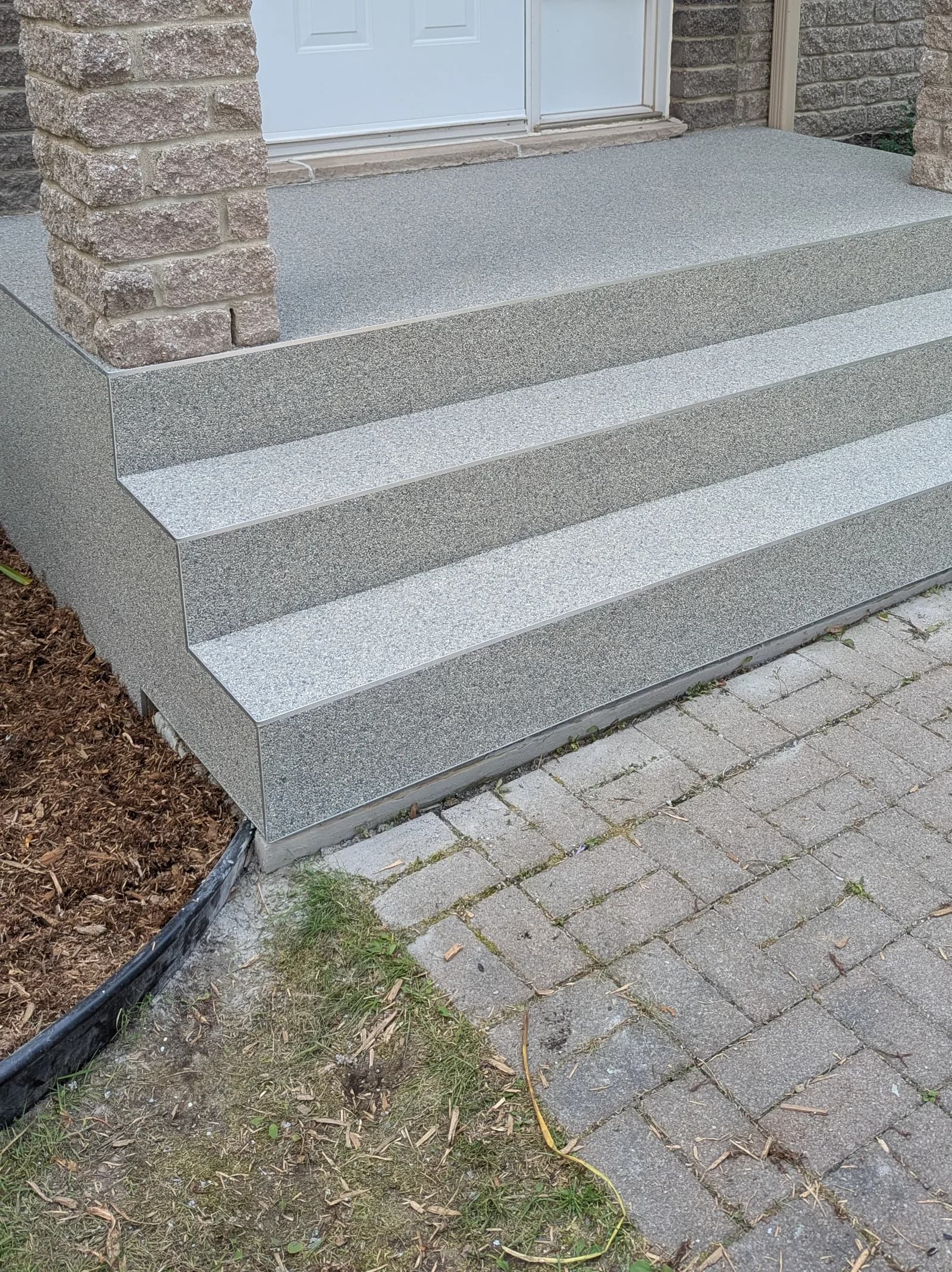 Le même perron recouvert de granulux gris GLX 102, flanc et marches d’un seul tenant